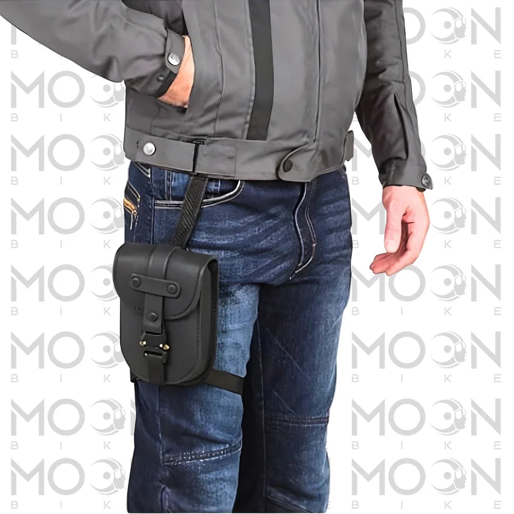 Borsello da gamba Kappa KMLW03 in pelle indossato sulla coscia con giacca da moto, foto del prodotto