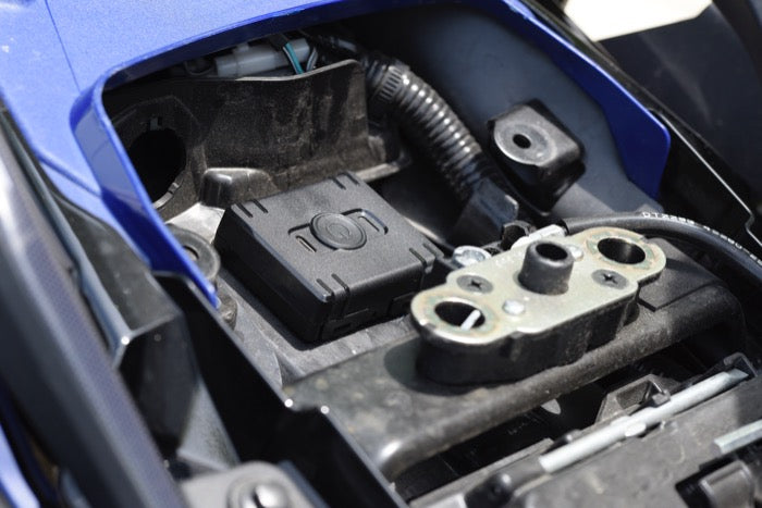 Localizzatore Interphone Angel Free installato sotto la sella di una moto, vicino alla batteria