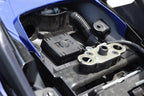 Localizzatore Interphone Angel Free installato sotto la sella di una moto, vicino alla batteria