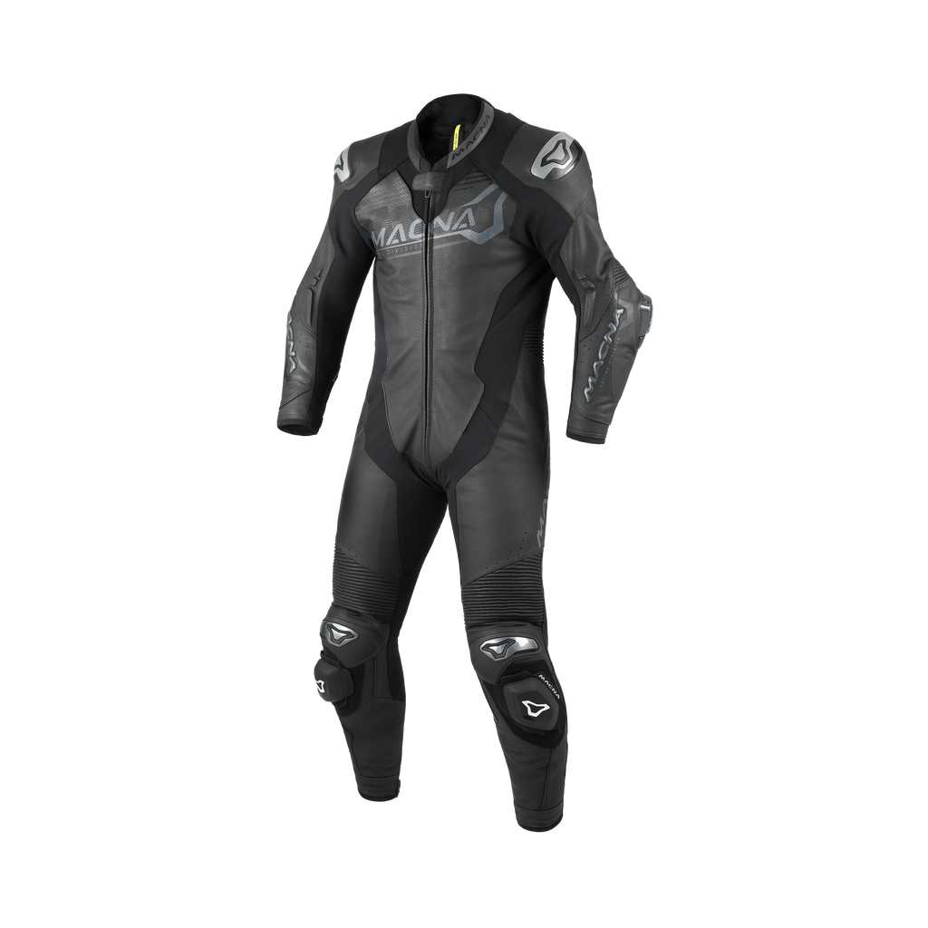 Macna Blitz 1pc 166.4213.101 tuta moto intera in pelle nera, vista frontale