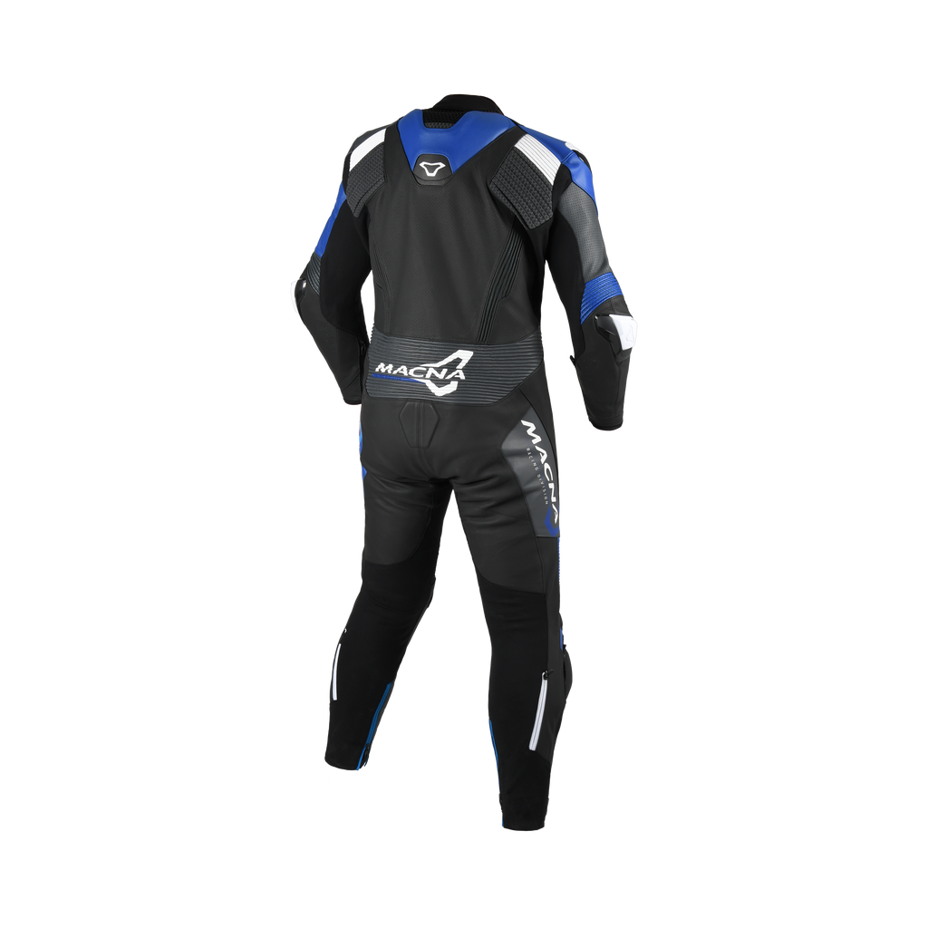 Tuta moto Macna Blitz 1pc nero blu bianco, vista posteriore con gobba