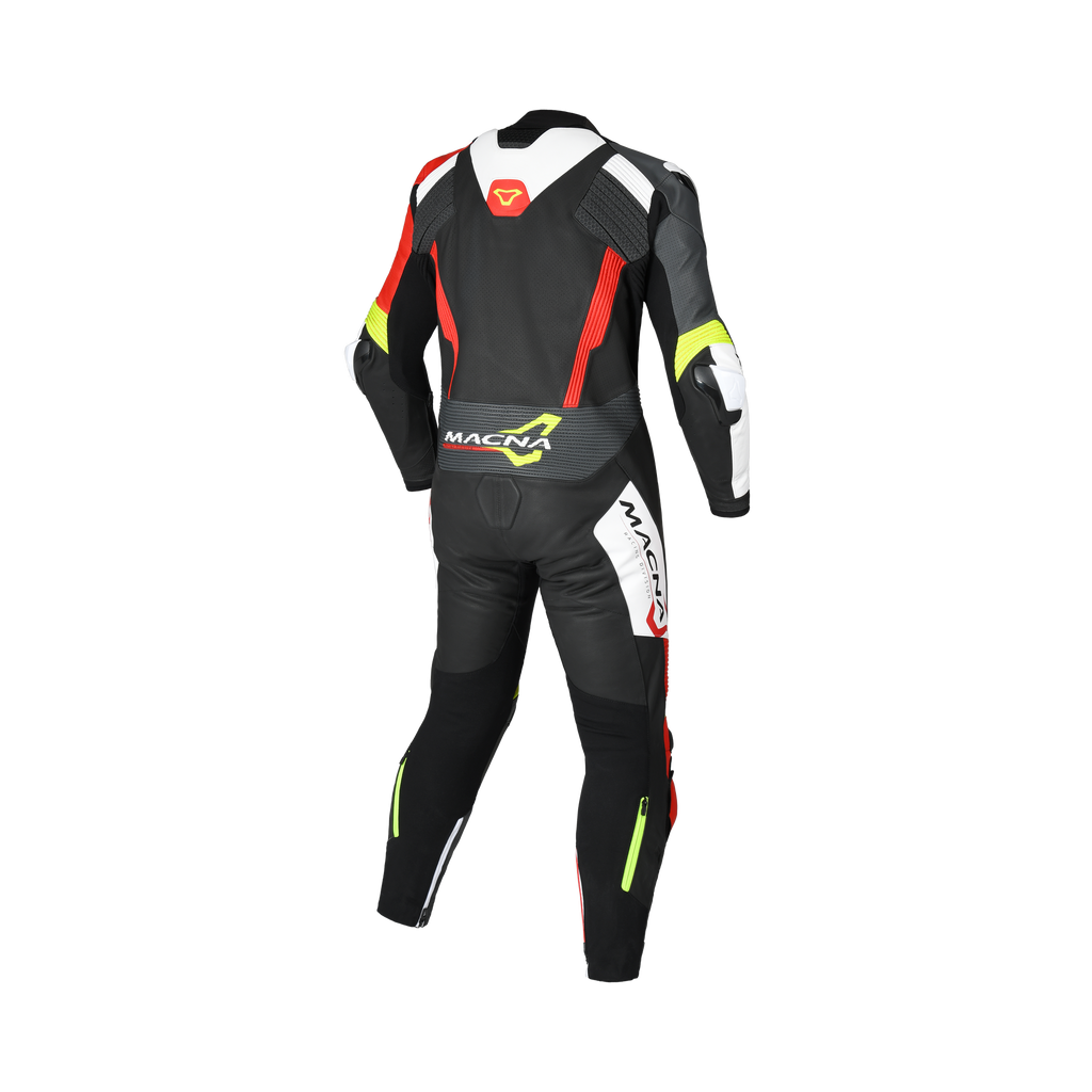 Tuta moto Macna Blitz 1pc nero rosso giallo fluo, vista posteriore con gobba