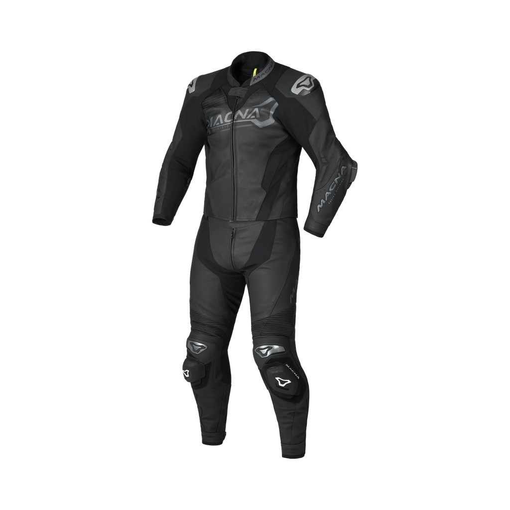 Macna Blitz 2pc 166.4110.101 tuta moto divisibile in pelle nera, vista frontale