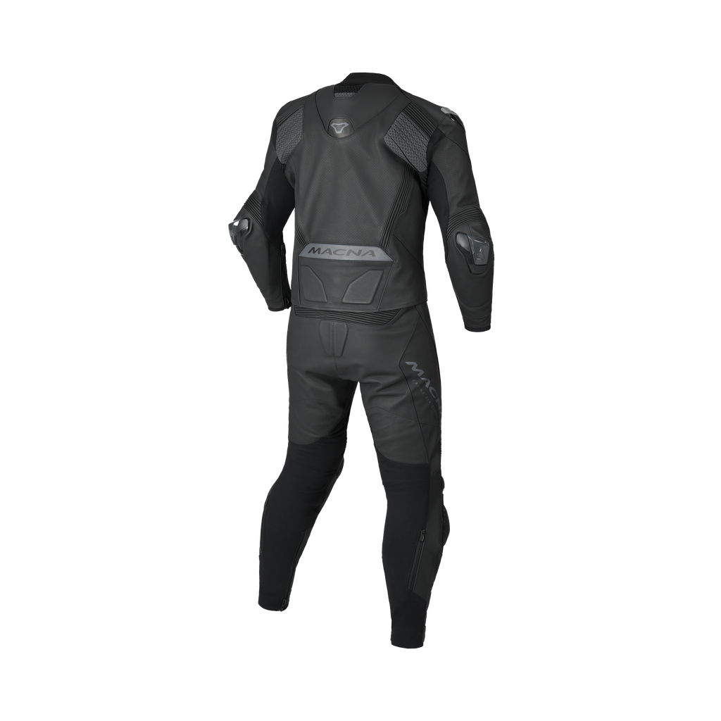 Tuta moto Macna Blitz 2pc nera in pelle, giacca e pantalone, vista posteriore