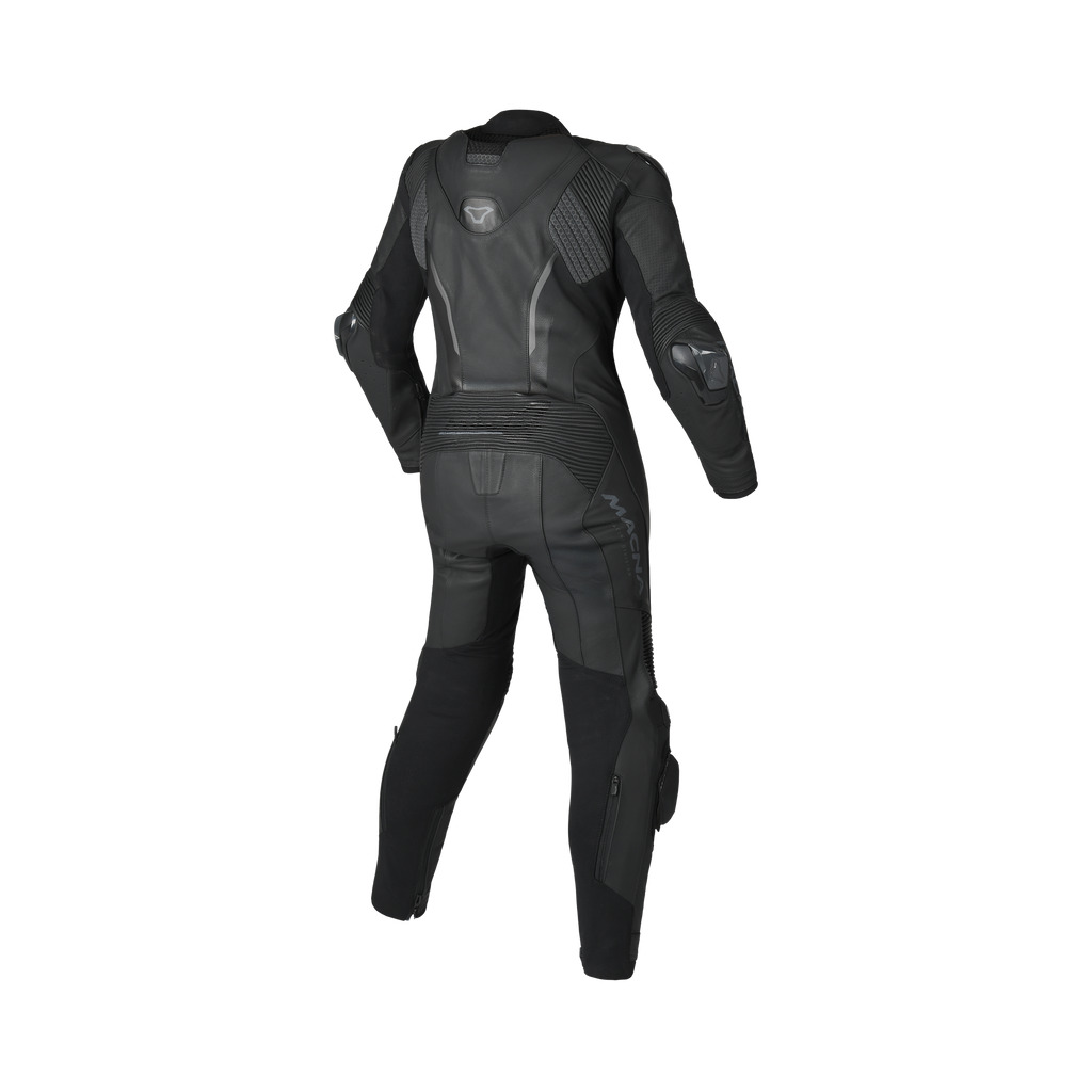 Tuta moto donna Macna Blitz 1pc nera con gobba sulla schiena, vista posteriore
