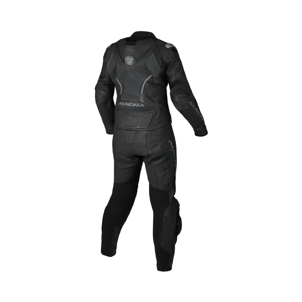 Tuta moto donna Macna Blitz 2pc nera, giacca e pantalone in pelle, vista posteriore