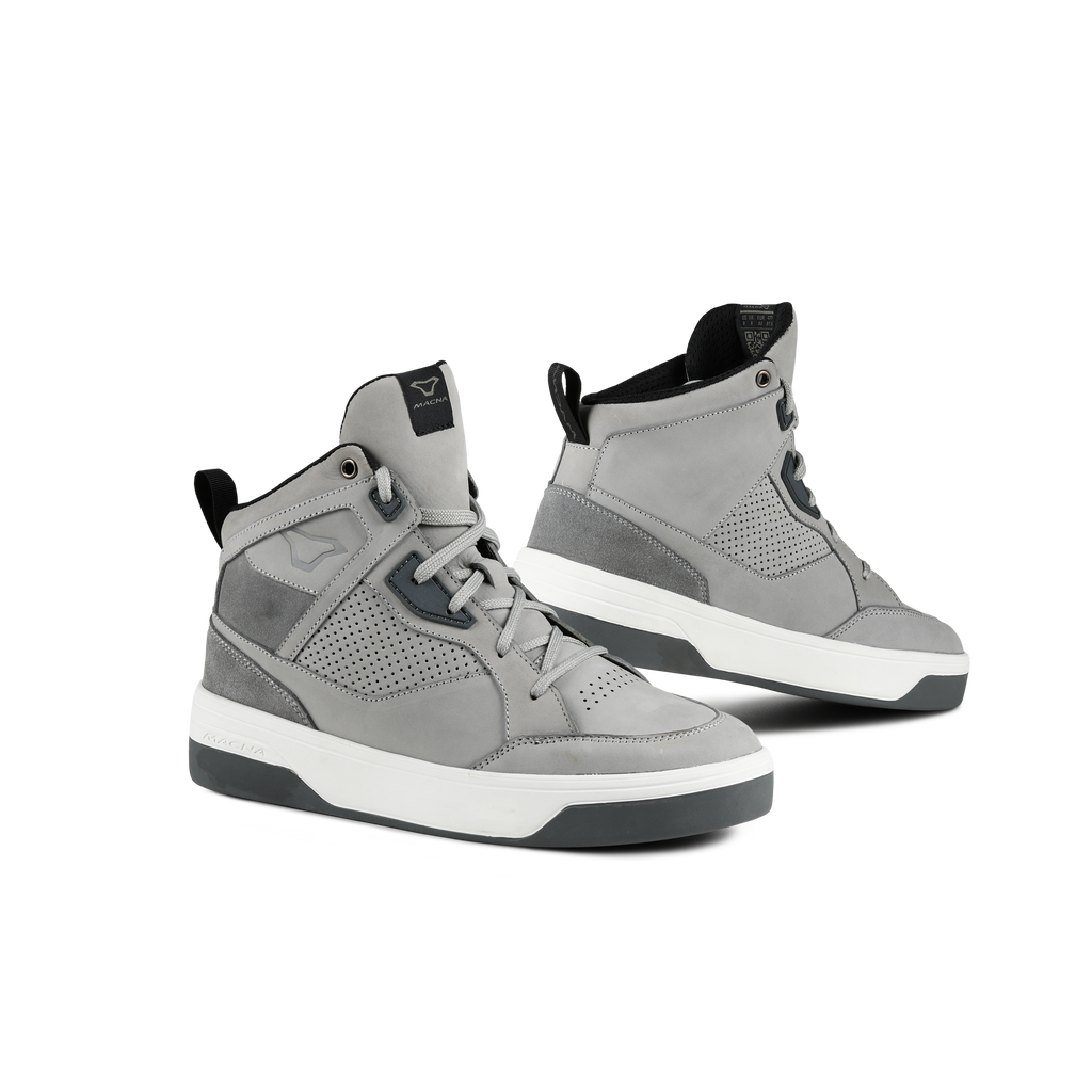 Macna Citeon 166.1100.808 grigio – sneaker moto in pelle, coppia vista tre quarti