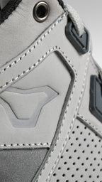 Macna Citeon 166.1100.808 grigio – dettaglio pannello traforato e logo in rilievo