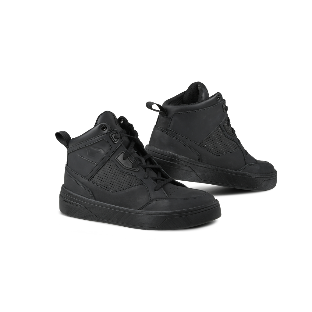 Macna Citeon 166.1100.101 nero – sneaker moto in pelle, coppia vista tre quarti