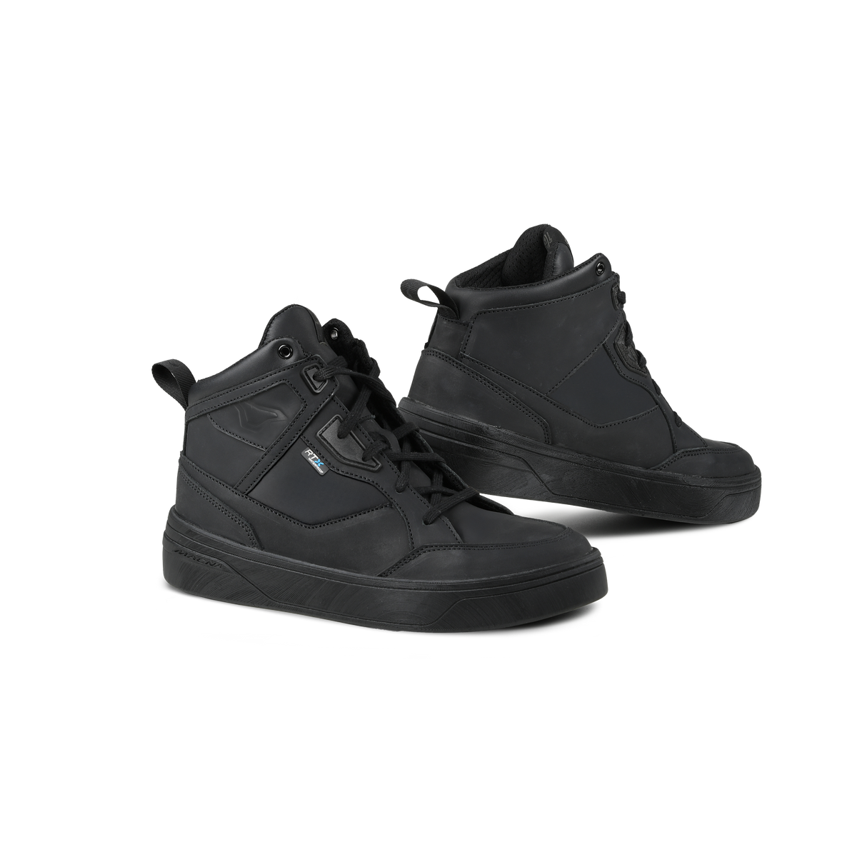 Macna Citeon scarpe moto impermeabili in pelle nera, su fondo bianco