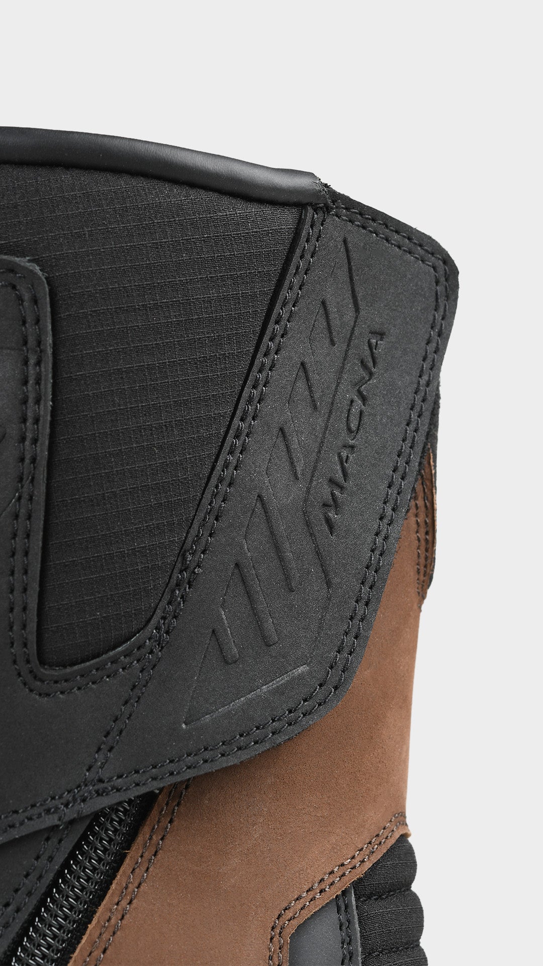Dettaglio del velcro superiore con logo Macna in rilievo sullo stivale Crewser RTX marrone