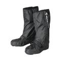 Macna Lair 165.1310 copriscarpe impermeabili neri per moto, coppia vista di tre quarti con cinghia sul collo del piede