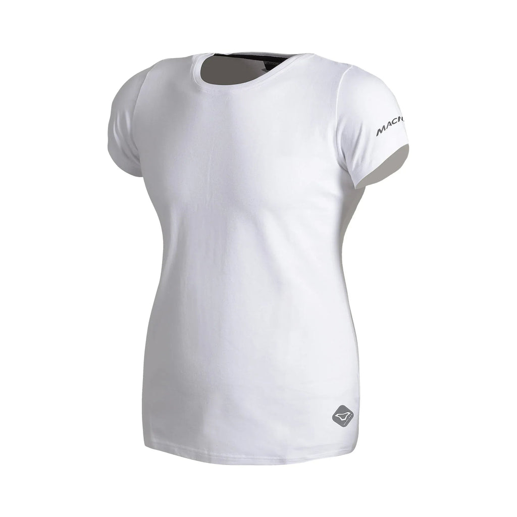 Macna Plain T 101.3015.202 t-shirt donna bianca a maniche corte, vista di tre quarti con la scritta MACNA su una manica