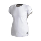 Macna Plain T 101.3015.202 t-shirt donna bianca a maniche corte, vista di tre quarti con la scritta MACNA su una manica