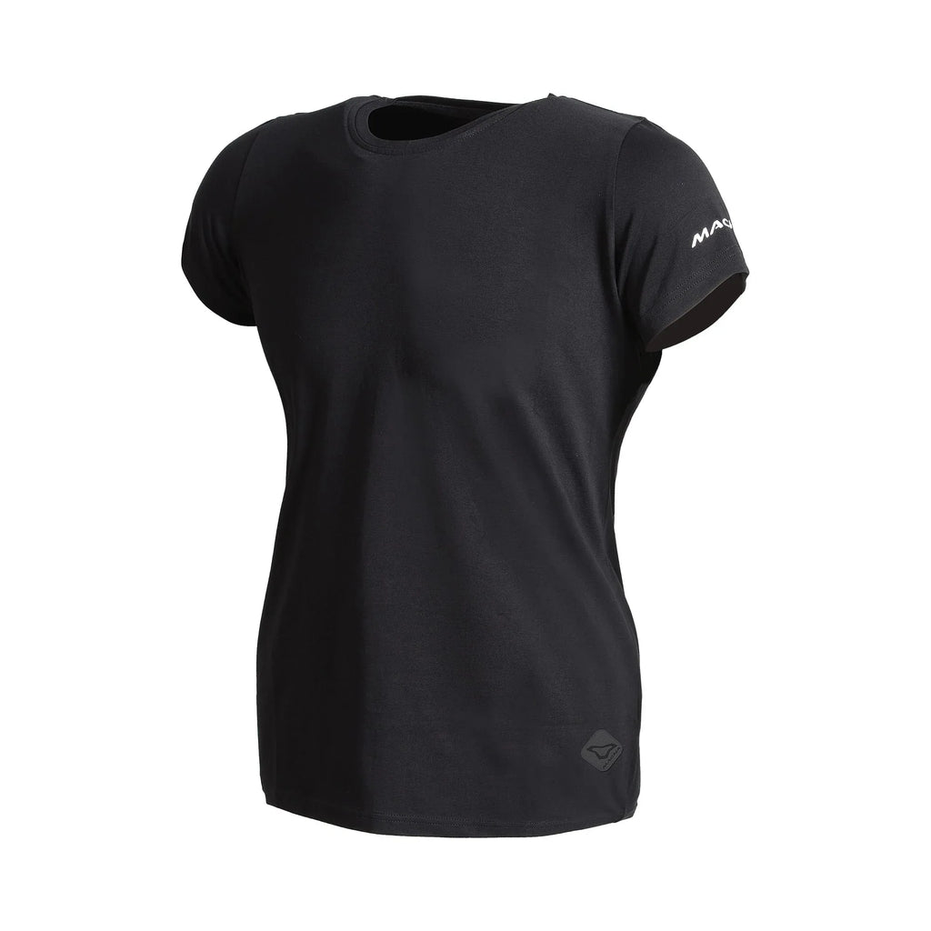 Macna Plain T 101.3015.101 t-shirt donna nera a maniche corte, vista di tre quarti con la scritta MACNA su una manica