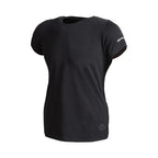 Macna Plain T 101.3015.101 t-shirt donna nera a maniche corte, vista di tre quarti con la scritta MACNA su una manica