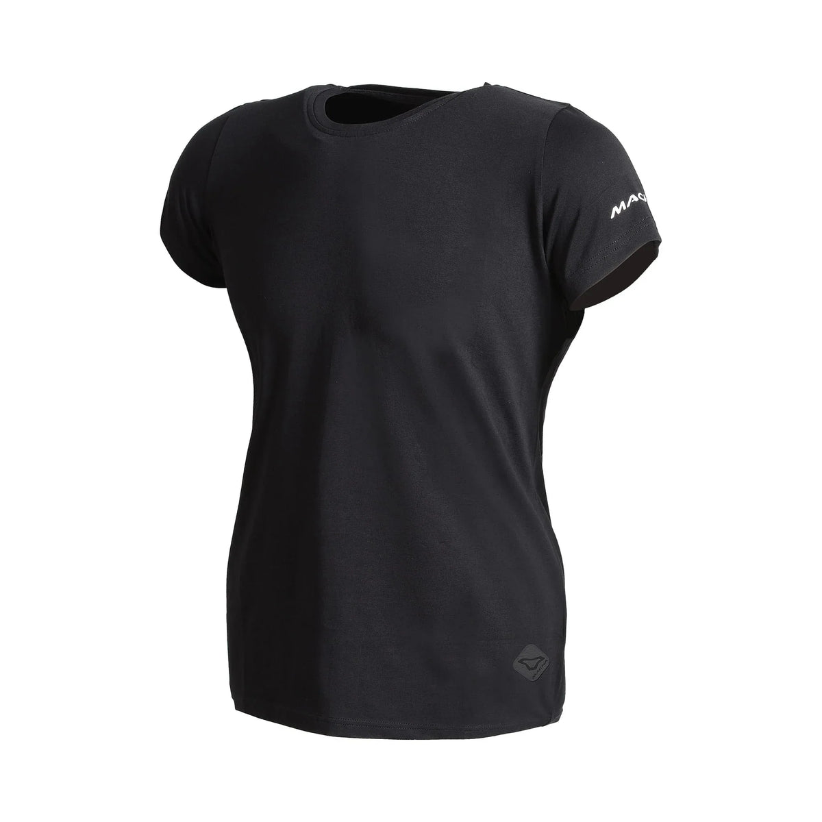 Macna Plain T 101.3015.101 t-shirt donna nera a maniche corte, vista di tre quarti con la scritta MACNA su una manica