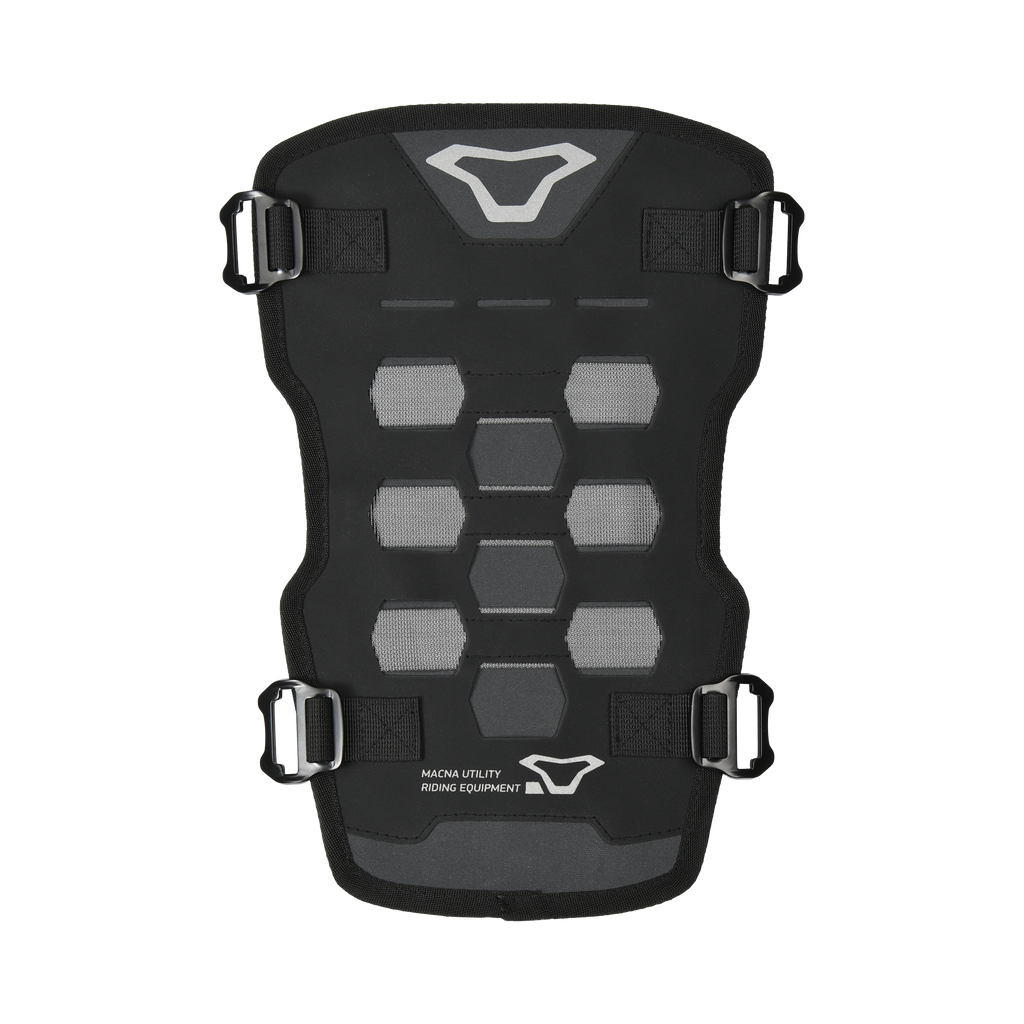 Macna Rocktopus piastra base P.A.L.S. per fissaggio bagagli moto nera, su fondo bianco