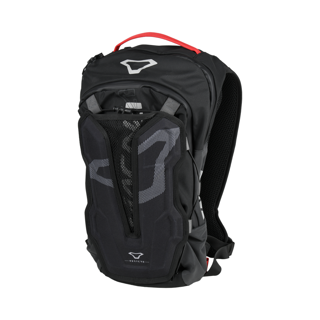 Macna Vortero zaino moto touring nero con rete portabagagli, su fondo bianco
