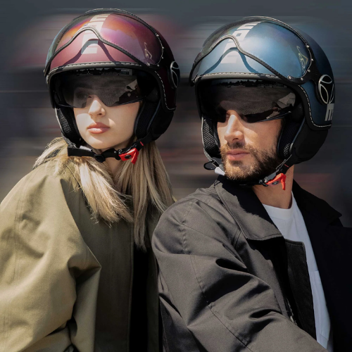Due rider con casco jet Momo Design FGTR EVO: a destra la colorazione blu avio opaco/silver di questa scheda, a sinistra un casco di un'altra colorazione con visiera specchiata