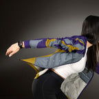Donna con giacca colorata che indossa l'orologio Momo Design Stealth nero al polso, foto ambientata