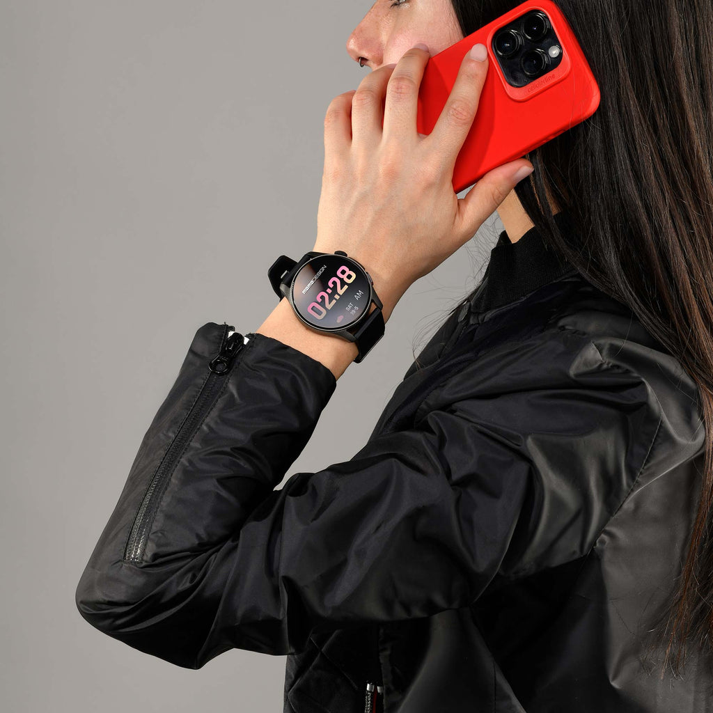 Donna in giacca di pelle nera al telefono con l'orologio Momo Design Zero al polso