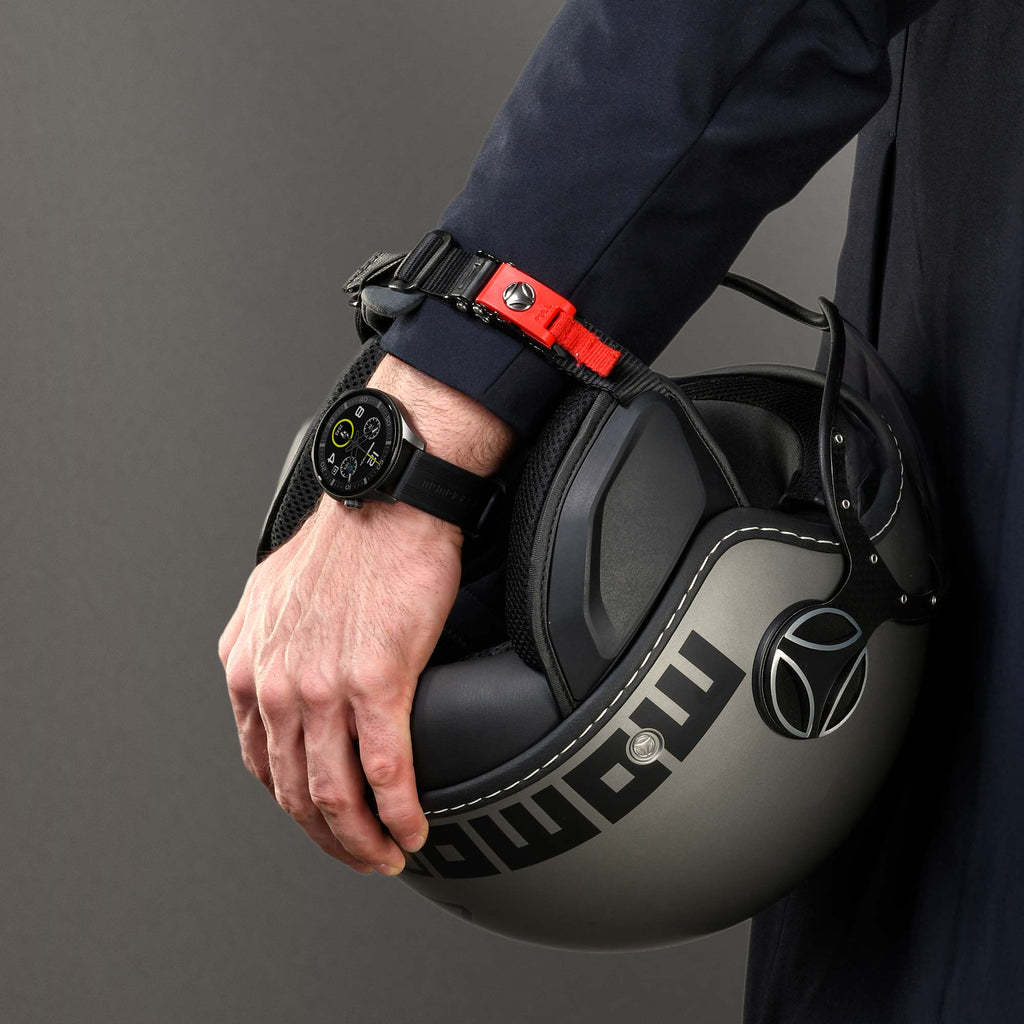 Uomo con casco jet Momo Design sotto il braccio e orologio rotondo Zero al polso