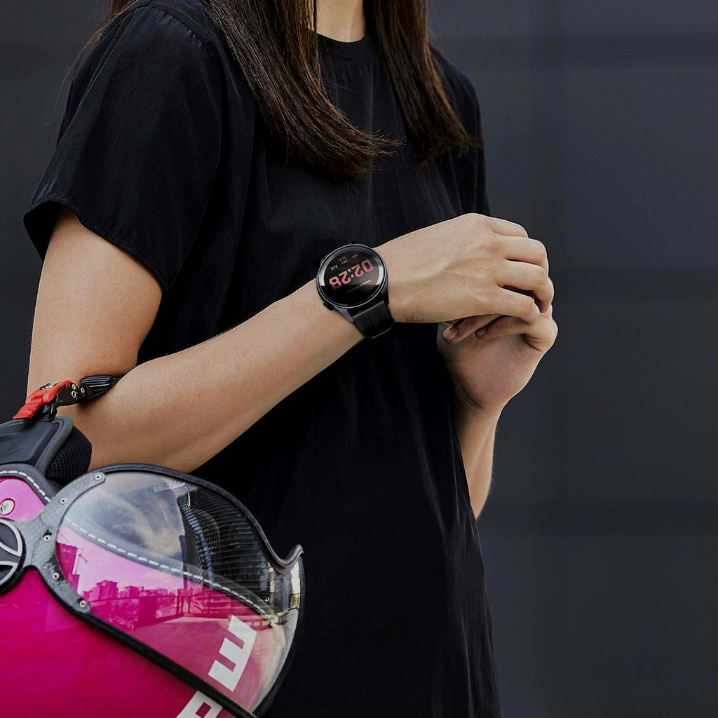 Ragazza in maglia nera con casco rosa in mano e orologio rotondo Momo Design Zero al polso