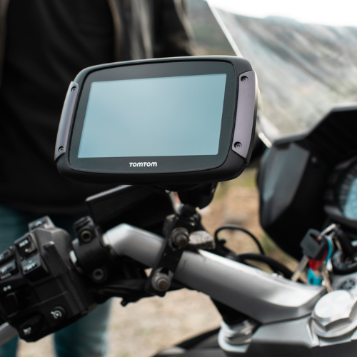 Navigatore TomTom Rider 550 fissato al manubrio con supporto RAM, dettaglio su moto in strada
