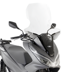 Parabrezza Kappa 1163DTK trasparente montato sullo scudo di una Honda PCX 125 2018-2020, primo piano