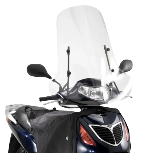 Parabrezza Kappa 186AK trasparente 58x68 cm montato su uno scooter, vista frontale con le staffe di fissaggio