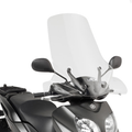 Parabrezza Kappa KD2102ST trasparente con paramani montato su uno scooter Yamaha, vista frontale