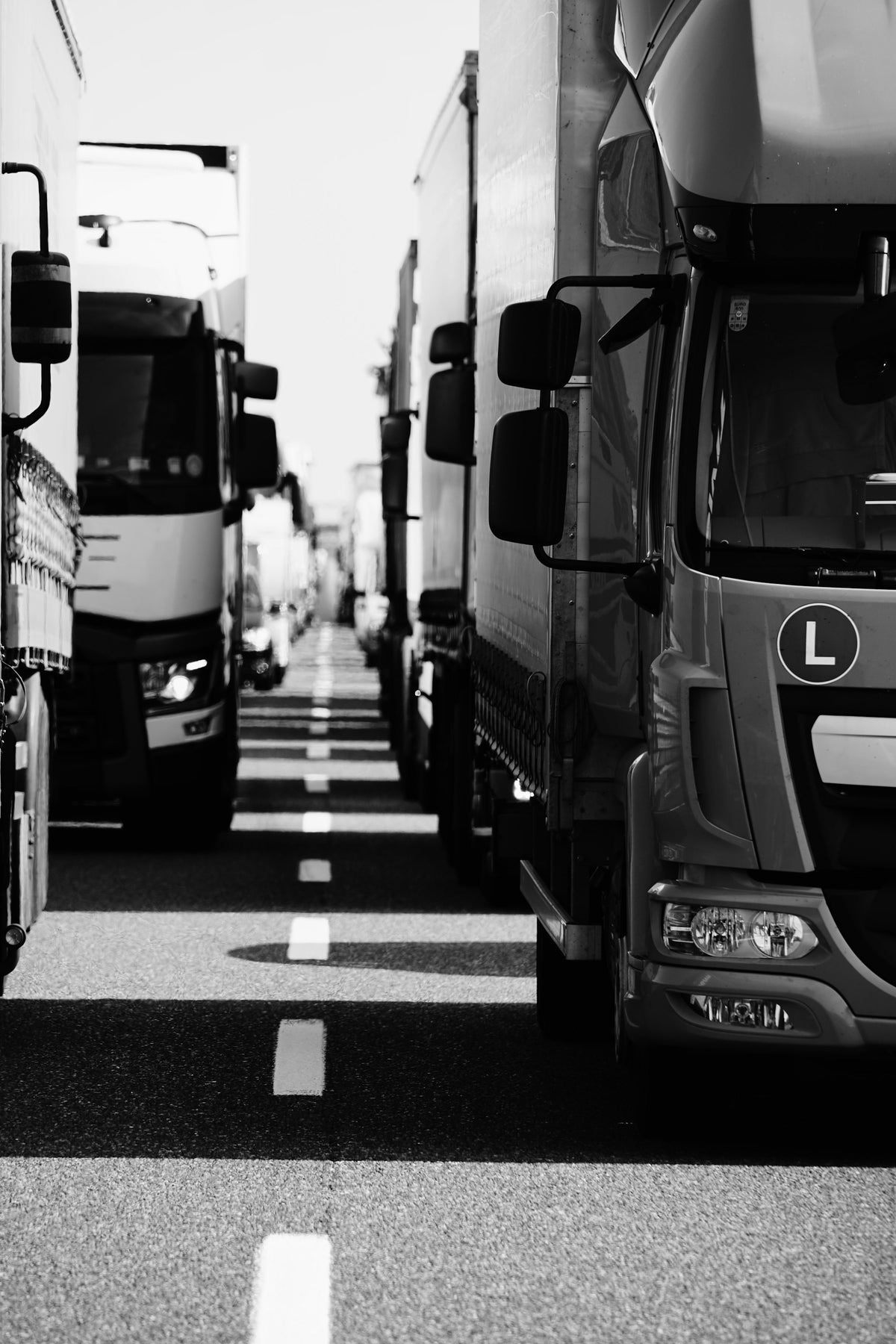 Fila di camion fermi in autostrada