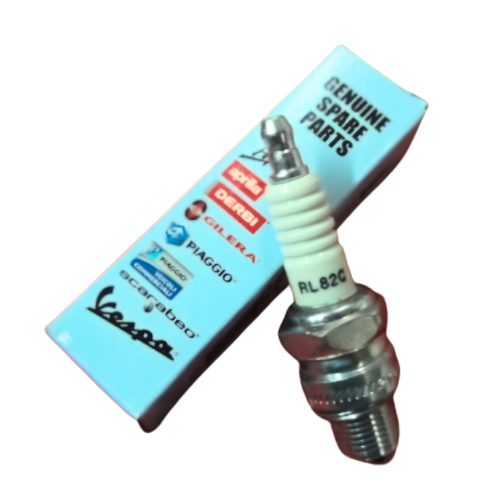 Candela originale Piaggio 487042 RL82C appoggiata sulla confezione Piaggio Group, vista ravvicinata