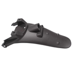 Paraschizzi portatarga Piaggio 576382000C vista laterale: plastica nera goffrata con supporto targa integrato
