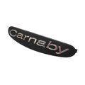 Targhetta emblema carnaby originale Piaggio 655876, corpo nero e scritta cromata, vista tre quarti
