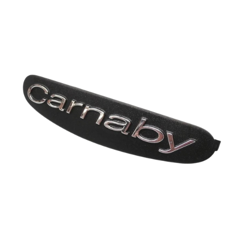 Targhetta emblema carnaby originale Piaggio 655876, corpo nero e scritta cromata, vista tre quarti