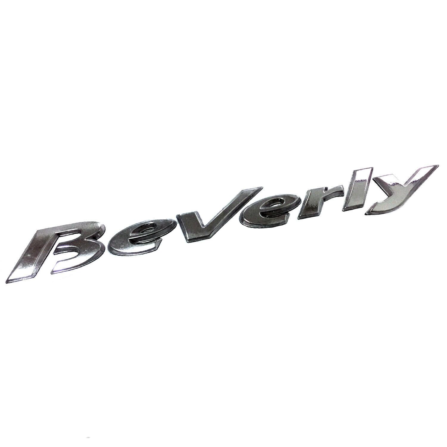 Targhetta laterale cromata originale Piaggio 656743, scritta Beverly in corsivo a rilievo, 166x23 mm, per Beverly 125, 250, 300, 400 e 500