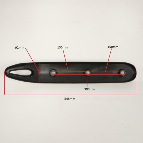 Protezione marmitta Piaggio 833910 con le quote: 548 mm totali e interasse fori 150 mm