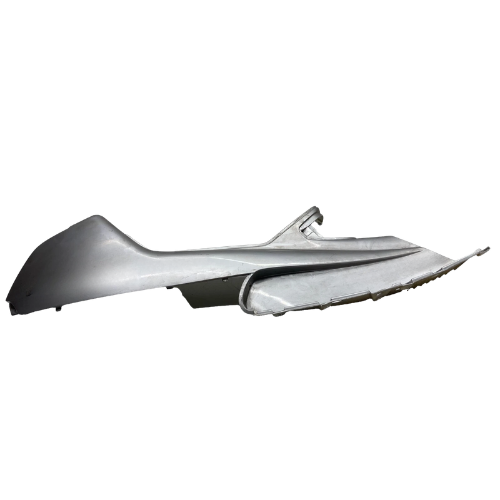 Fiancata superiore destra Piaggio 928689 grigio 726 argento metallizzato per Hexagon 125 e 150, vista di tre quarti