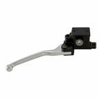 Pompa freno anteriore Piaggio CM074901 vista di lato: leva in alluminio argento distesa, corpo pompa nero con serbatoio integrato e uscita del tubo freno