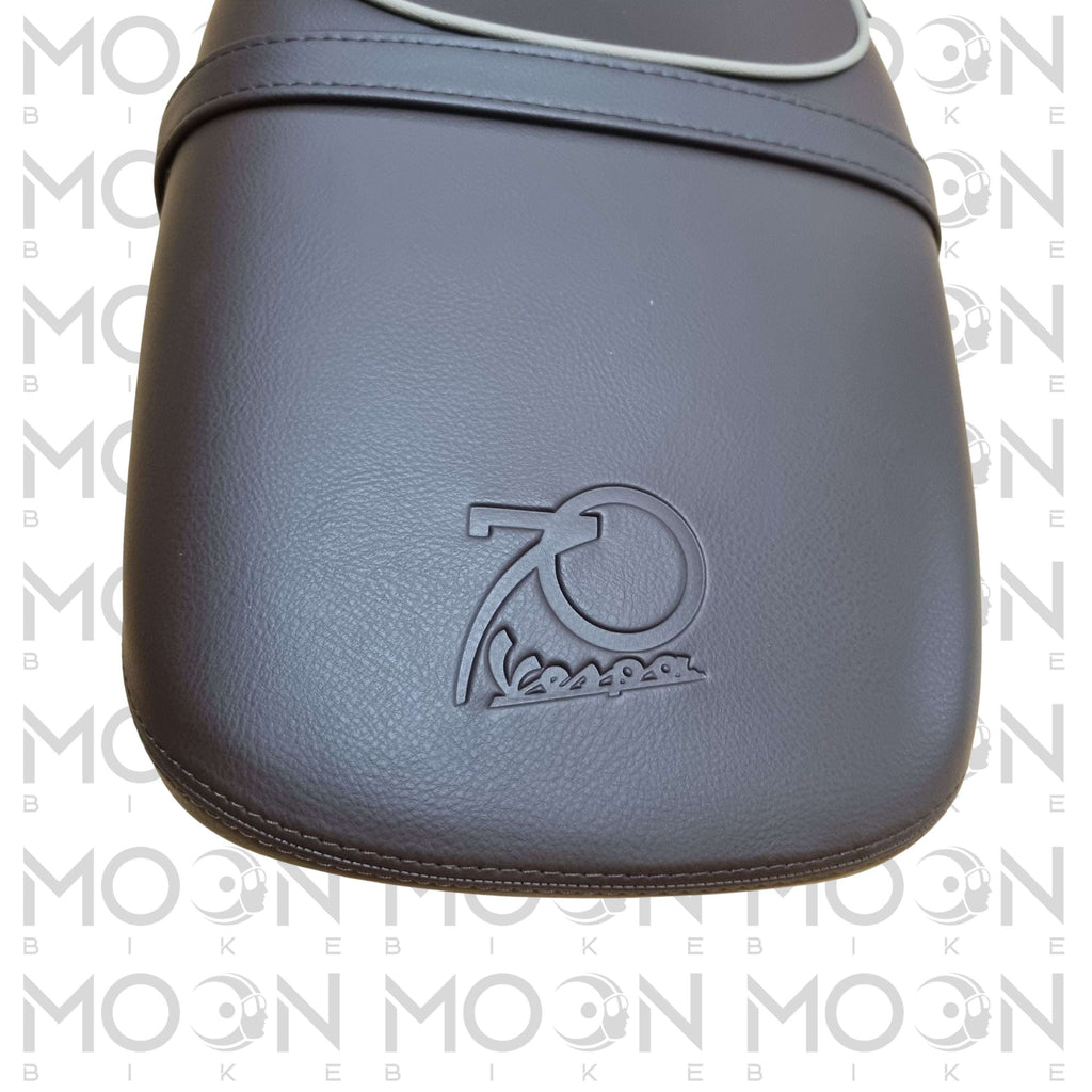 Sella Completa Marrone Vespa PX 70° Anniversario Originale Piaggio 1B003671 - Moon Bike S.r.l.Sella ScooterPiaggioMoon Bike S.r.l.