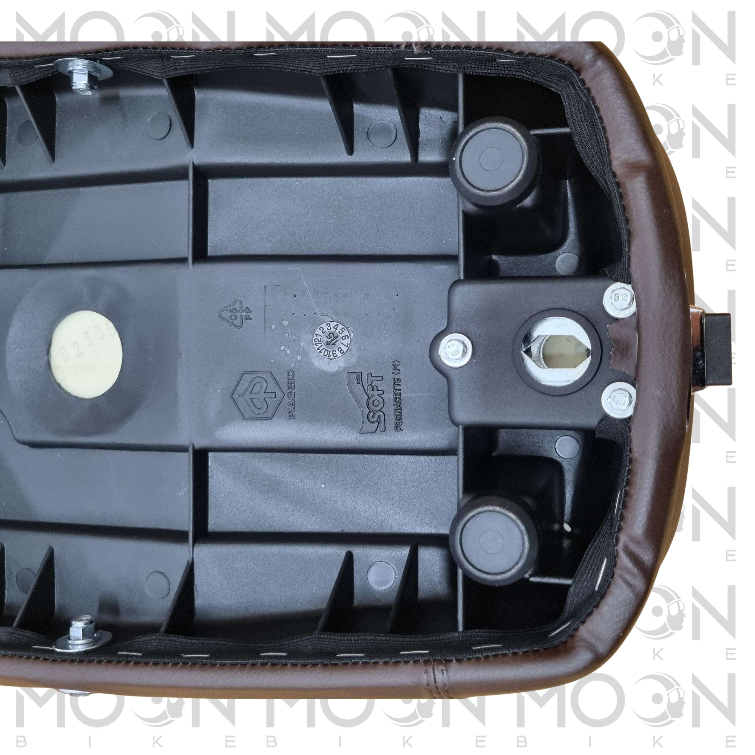 Sella Completa Marrone Vespa PX 70° Anniversario Originale Piaggio 1B003671 - Moon Bike S.r.l.Sella ScooterPiaggioMoon Bike S.r.l.