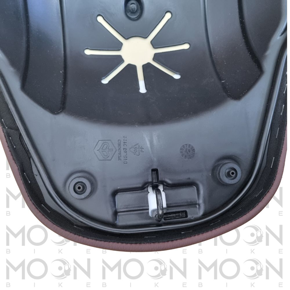 Sella Marrone Originale Piaggio Beverly 125 300 RST 2010 - 2016 67323200C2 - Moon Bike S.r.l.SellaPIAGGIOMoon Bike S.r.l.
