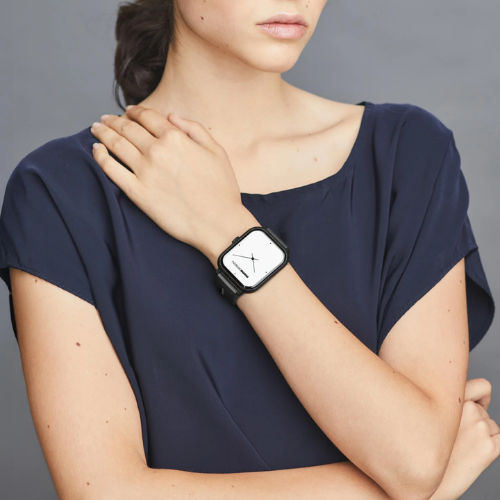 Smartwatch Momo Design Stealth indossato al polso, cassa in finitura chiara