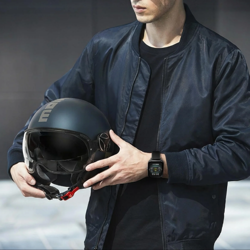 Motociclista con casco jet in mano e smartwatch Momo Design Stealth al polso