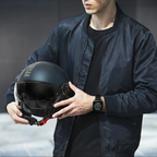 Motociclista con casco jet in mano e smartwatch Momo Design Stealth al polso