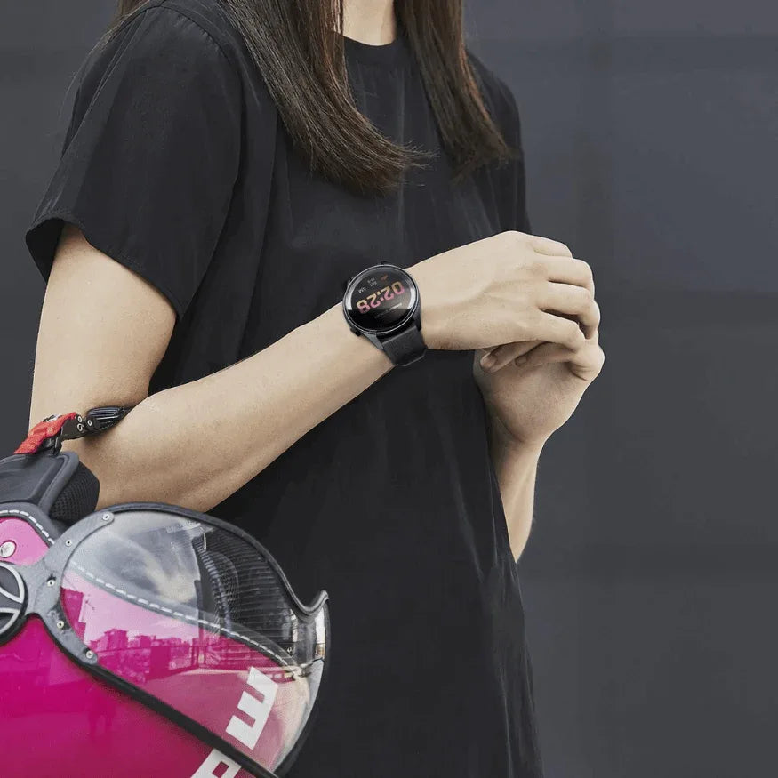 Smartwatch Momo Design ZERO al polso accanto a un casco jet Momo Design