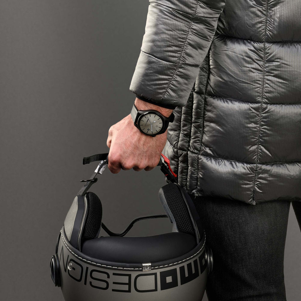 Smartwatch Momo Design ZERO al polso, indossato con un casco jet Momo Design