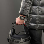 Smartwatch Momo Design ZERO al polso, indossato con un casco jet Momo Design